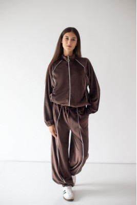 Жіночий велюровий костюм з кофтою на блискавці та широкими штанами